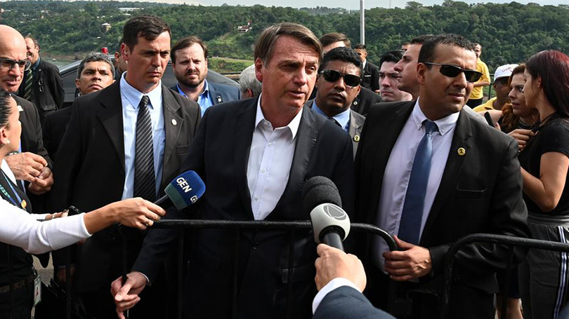 Bolsonaro diz que manifestantes contra cortes na educação são idiotas úteis e massa de manobra