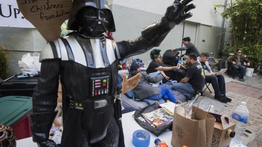 Fãs de Star Wars acampam em frente a cinema nos EUA uma semana antes de estreia de filme