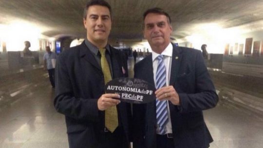 Delegado da PF que isentou Flávio de lavagem de dinheiro conhece família Bolsonaro há sete anos