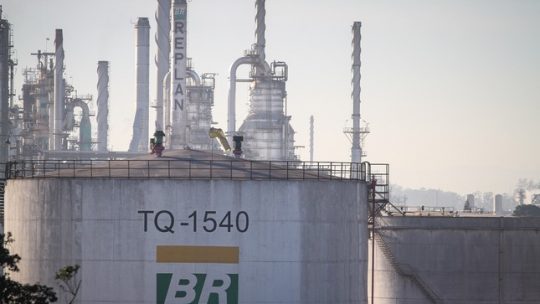 Petrobras pode importar combustível caso greve se prolongue