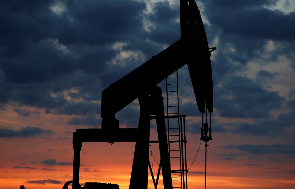 Preços do petróleo sobem em meio à aceleração de cortes no bombeamento