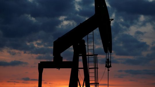 Preços do petróleo sobem em meio à aceleração de cortes no bombeamento