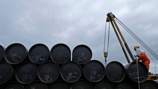 Temor com demanda ofusca acordo da Opep+ e preços do petróleo fecham sem direção comum