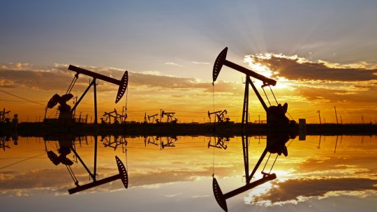 Barril de petróleo continua em queda entre movimentos especulativos