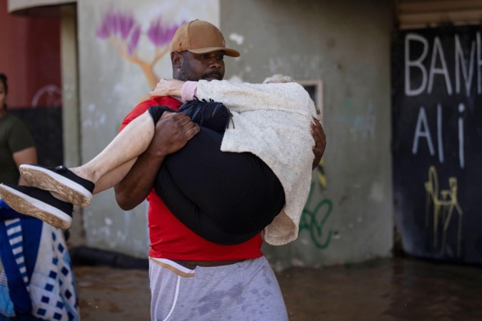 ‘Precisamos de qualquer embarcação’: o apelo da prefeitura de Porto Alegre para resgate de milhares de ilhados