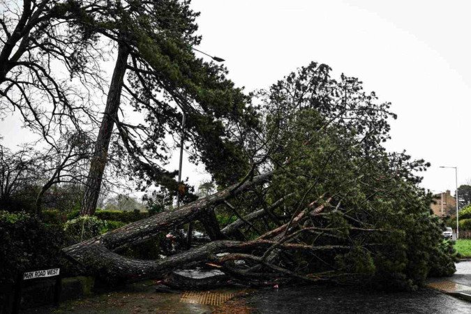 Tempestade atinge Reino Unido e causa cortes de energia