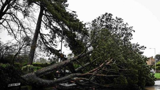 Tempestade atinge Reino Unido e causa cortes de energia